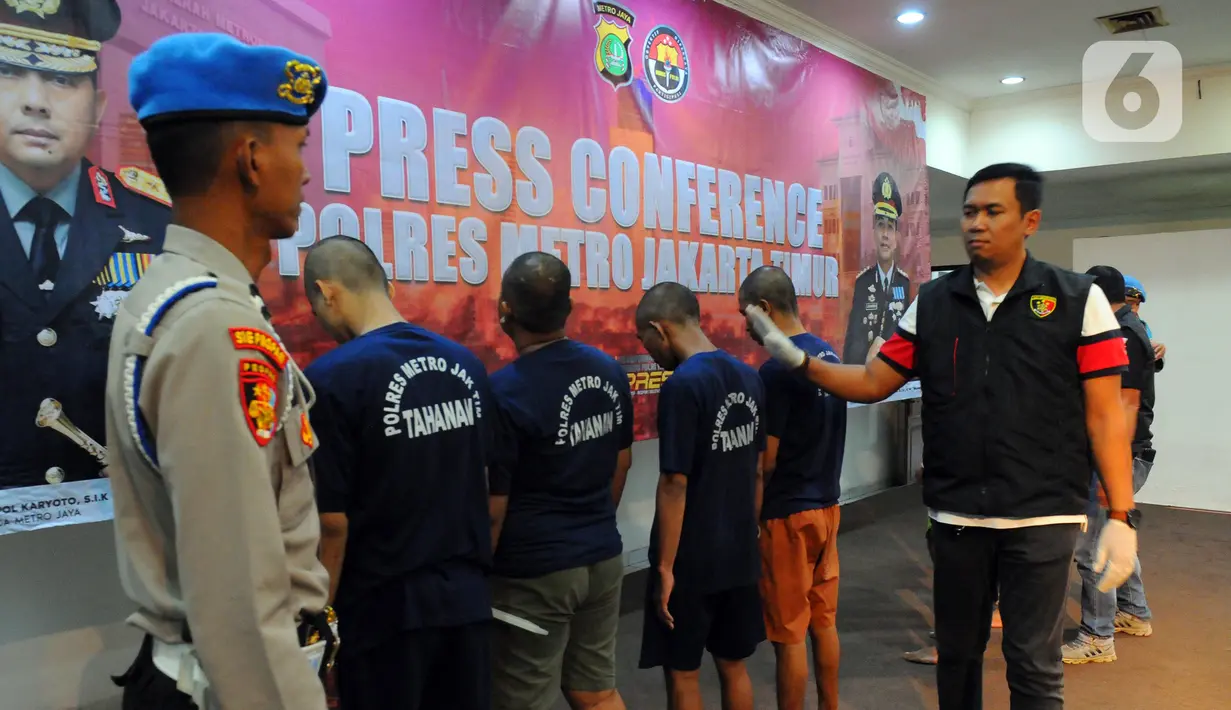 Tawuran yang terjadi pada 21 Mei 2023 itu mengakibatkan kerusakan fasilitas umum dengan membakar satu buah sepeda motor. (merdeka.com/Imam Buhori)