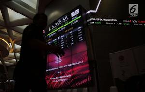 Pekerja tengah melintas di dekat papan pergerakan IHSG usai penutupan perdagangan pasar modal 2017 di BEI, Jakarta, Jumat (29/12). Pada penutupan perdagangan saham, Jumat (29/12/2017), IHSG menguat 41,60 poin atau 0,66 persen. (Liputan6.com/Angga Yuniar)