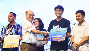 Sekretaris Jenderal Kemnaker, Anwar Sanusi menyerahkan hadiah kepada pemenang Kompetensi Keahlian Instruktur Nasional (KKIN) tahun 2024 untuk tingkat Regional Wilayah Barat 1 di Padang, Sumatera Barat, Rabu (8/5/2024).