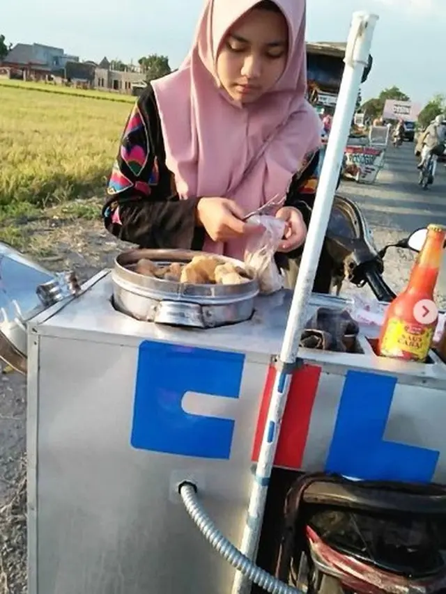 pedagang cilok cantik