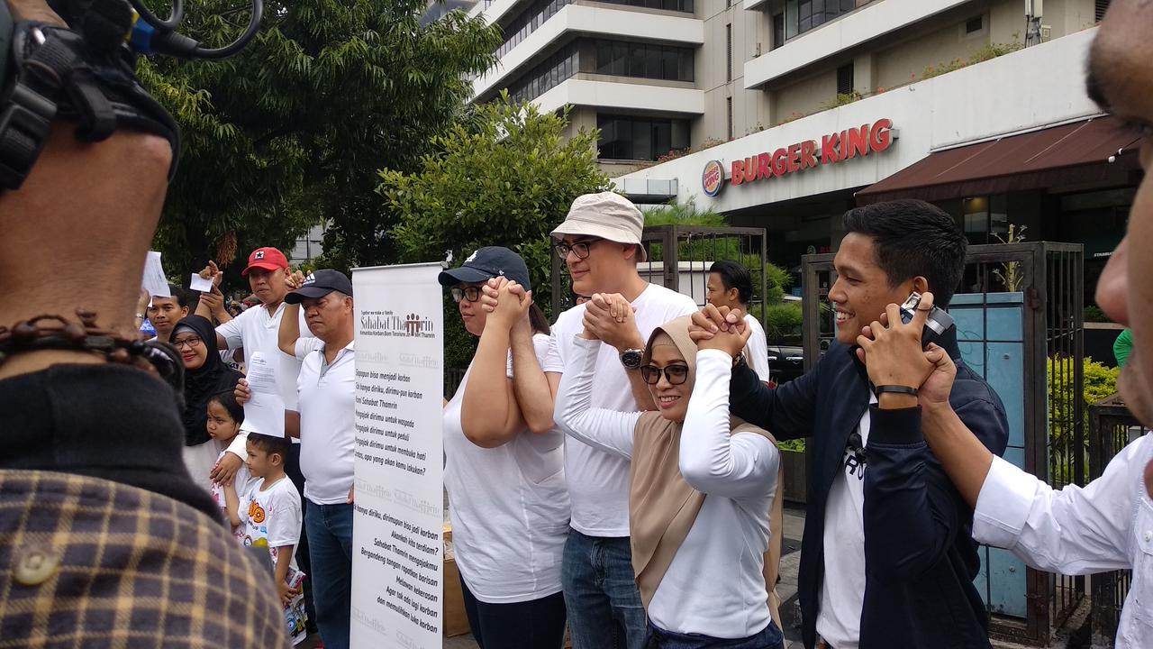 Puluhan korban bom Thamrin yang tergabung dalam komunitas 'Sahabat Thamrin' mengenang tiga tahun tragedi teror yang menewaskan delapan orang tersebut. (Liputan6.com/Nafiysul Qodar)