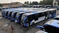 Bus Transjakarta Zhong Tong terparkir di Depo PPD F Klender, Jakarta, Rabu (30/10/2019). Sistem keamanan dari CCTV juga ditambah menjadi 8, kemudian tangga darurat otomatis, alat pemadam kebakaran, serta tata letak kursi penumpang yang diubah. (merdeka.com/Iqbal S. Nugroho)