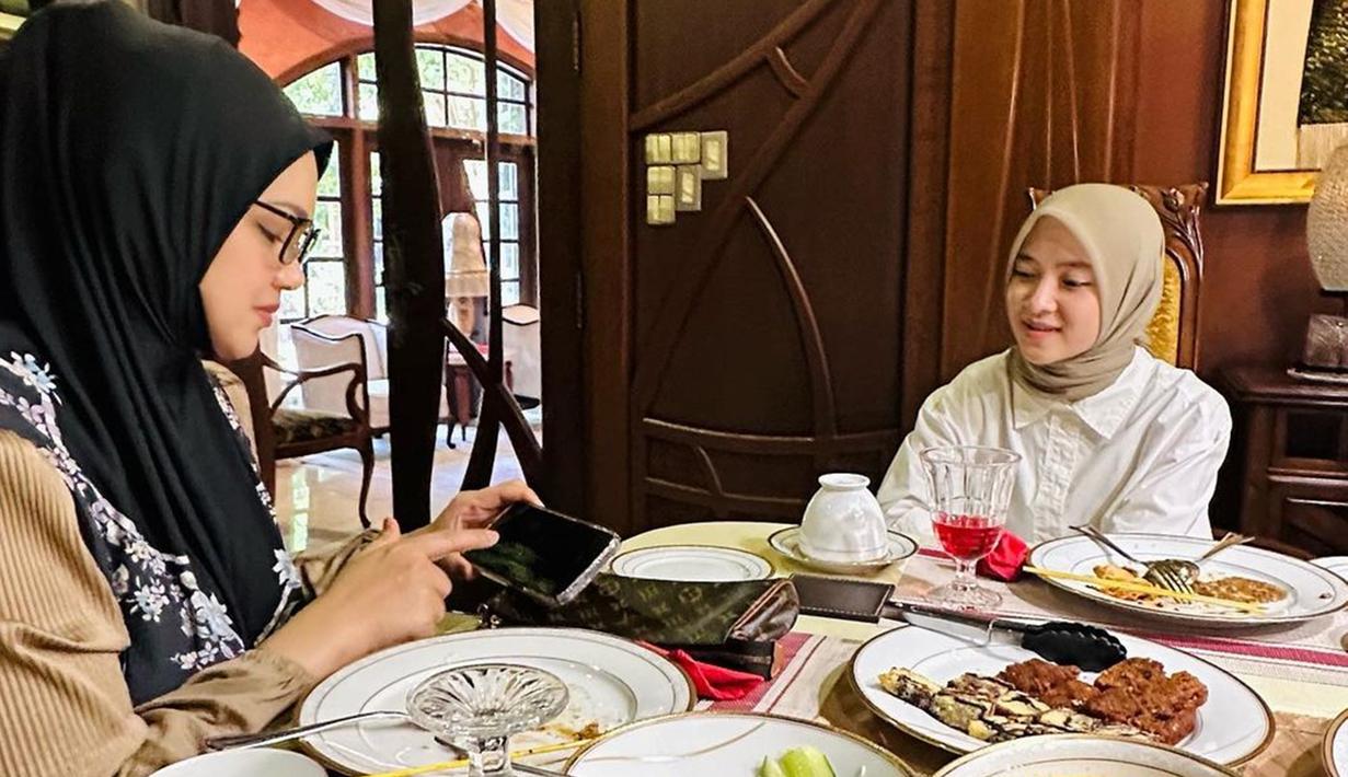 Beberapa bulan sebelum konser, Nissa Sabyan dan lainnya berkesempatan untuk berkunjung ke rumah Siti Nurhaliza. Kedatangannya pun disambut baik dan penuh kehangatan oleh wanita kelahiran 11 Januari 1979 itu. Nissa terlihat dijamu dengan makan bersama di rumahnya. (Liputan6.com/IG/@ctdk)