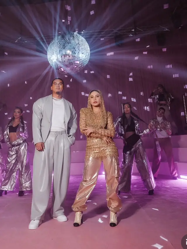 Rossa di Video Klip Terbaru Single Sinaran dengan atasan gold. [Dok. @agrasuseno]