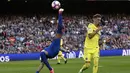 Tendangan salto Neymar ke arah gawang Villarreal pada lanjutan La Liga pekan ke-36 di Camp Nou stadium,  Barcelona (6/5/2017). Barcelona menang 4-1. (AP/Manu Fernandez)