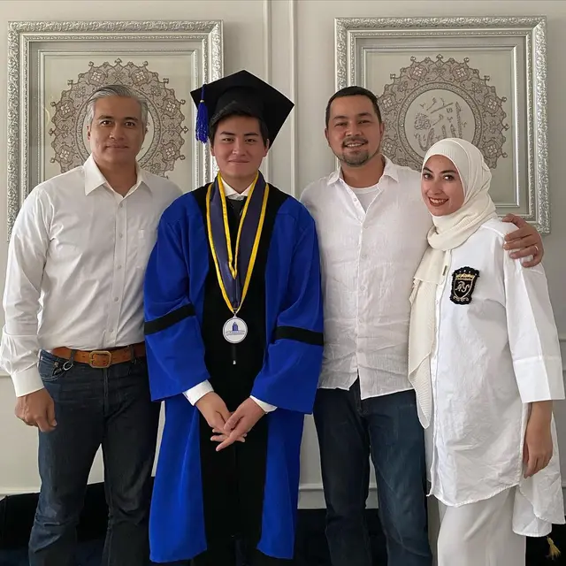 Sudah Cerai, 6 Mantan Pasangan Artis Ini Tetap Kompak Dampingi Anak Wisuda