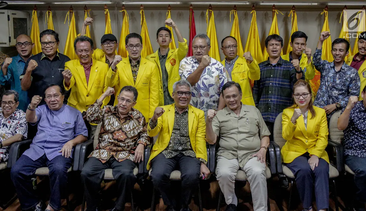 Ketua Umum ILUNI UI Arief Budhy Hardono ( Keempat dari kanan) Rektor UI Muhammad Anis (ketiga dari kiri) foto bersama usai memberikan pernyataan sikap bersama ILUNI UI dan Mahasiswa UI di Sekretariat ILUNI UI Kampus UI Salemba, Jakarta, Rabu (24/4). (Liputan6.com/Faizal Fanani)