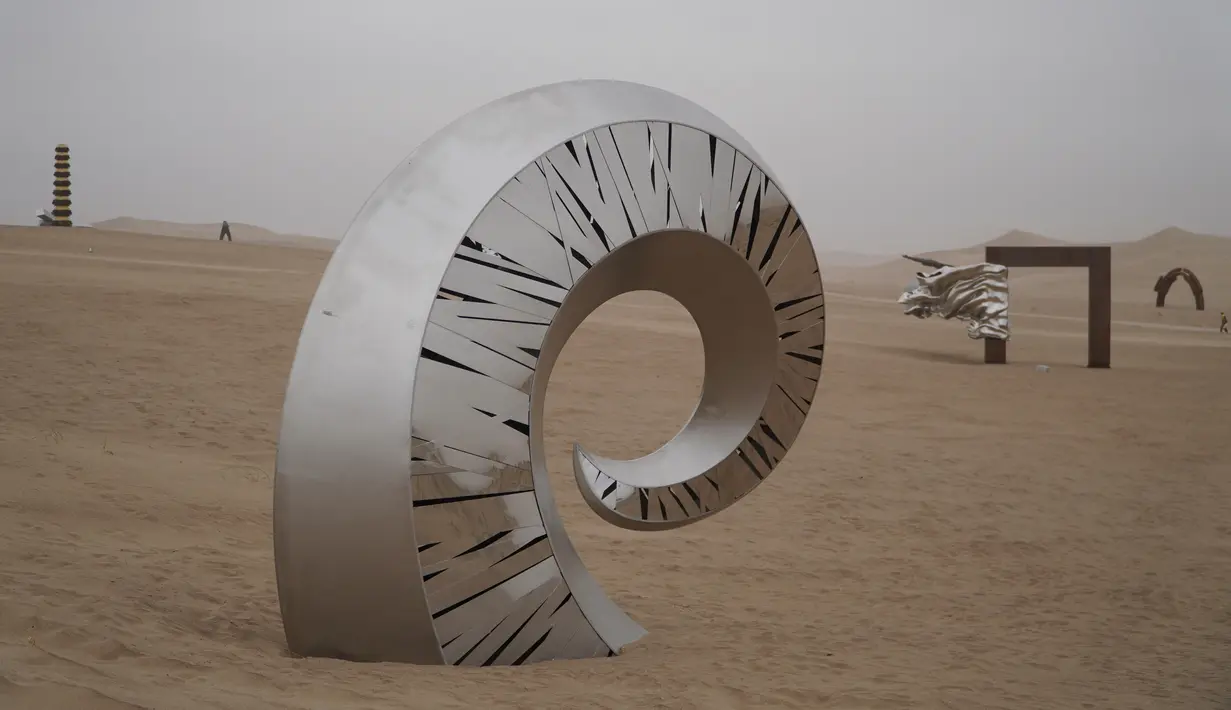 Karya seni patung dipamerkan di taman gurun wilayah Minqin, Provinsi Gansu, China, 5 September 2020. Kamp Pembuatan Patung Gurun Internasional Ketiga (Third Desert Sculpture International Creation Camp) dibuka di Minqin pada 5 September 2020. (Xinhua/Huang Zemin)