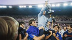 Timnas Prancis yang menjadi tuan rumah pada Euro 1984 dan hanya diikuti oleh 8 kontestan, diarsiteki oleh Michel Hidalgo. Usai lolos dari fase grup, Timnas Prancis lalu mengalahkan Portugal 3-2 lewat babak perpanjangan waktu di semifinal. Di babak final, Prancis sukses mengalahkan Spanyol 2-0 untuk menjadi juara pertama kalinya. (AFP)