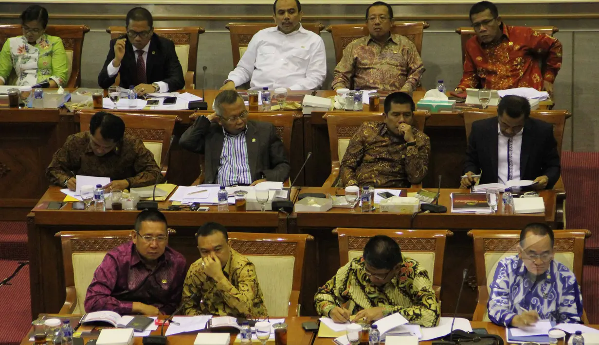 Para anggota Komisi III saat mengikuti Uji kelayakan dan kepatutan calon Kapolri di Komisi III DPR, Jakarta, Kamis (16/4/2015). Proses pengujian berjalan mulus tanpa adanya banyak pertanyaan dari para legislator. (Liputan6.com/Helmi Afandi)