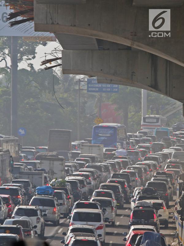 Kendaraan melintas di KM 28 Tol Jakarta - Cikampek, Jawa Barat, Kamis (30/5/2019). Memasuki H-6 Lebaran 2019, adanya peningkatan volume lalu lintas di Jalan Tol Jakarta-Cikampek arah Cikampek mengakibatkan kepadatan. (Liputan6.com/Herman Zakharia)