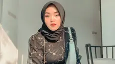 Dedari dulu foto-foto gaya OOTD Putri Delina selalu menyita perhatian. Termasuk potret dirinya saat mengenakan gaun. Meski di keseharian tampil simpel dengan gaya kasual, ketika memakai gaun penyanyi 21 tahun ini banjir pujian warganet.(Liputan6.com/IG/@putridelinaa)