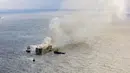 Beberapa awak terpaksa melompat ke laut setelah kebakaran dimulai pada Selasa malam di Fremantle Highway yang terdaftar di Panama. (Flying Focus/ANP/AFP)