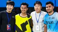 Mantan pelatih Timnas Indonesia, Shin Tae-yong, menyaksikan langsung pertandingan Asnawi vs Arhan di Liga Thailand. Pertandingan yang berakhir imbang 0-0 itu menyajikan duel menarik antara kedua pemain Indonesia tersebut. Momen pertemuan itu berujung dengan foto bersama di pinggir lapangan. (Liputan6/com/IG/@true_bangkok_united)