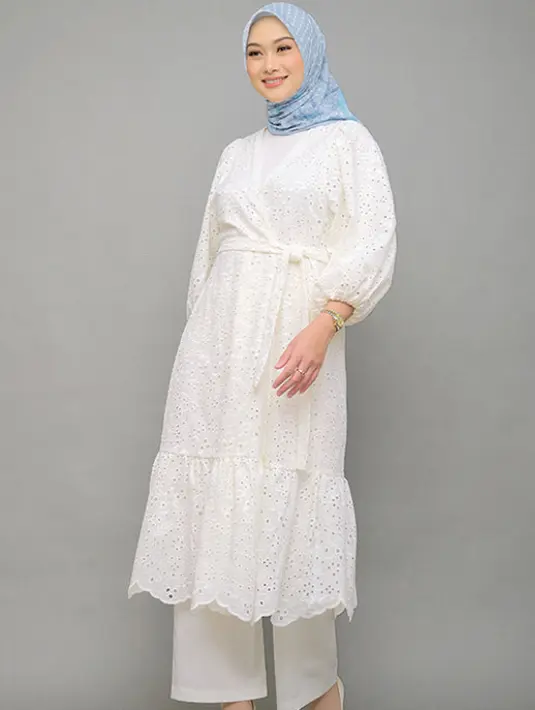 <p>Warna putih indentik dengan Hari Raya, sahabat Fimela bisa mengenakan outer yang dijadikan dress dari Nada Puspita ini. Credt: Blibli</p>