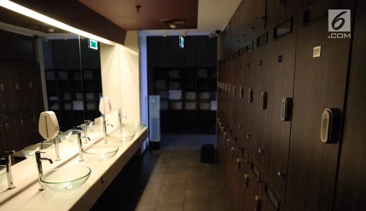 Puluhan loker sebagai tempat menyimpan barang-barangnya di lantai enam Hotel Alexis, Jakarta, Selasa (31/10). Terdapat juga enam cawan wastafel kaca dengan pencahayaan temaram di seberang loker tersebut. (Liputan6.com/Faizal Fanani)