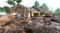 Sebuah rumah terlihat antara puing-puing bangunan setelah tsunami menerjang kawasan Anyer, Banten, Minggu (23/12). Tsunami menerjang pantai di Selat Sunda, khususnya di daerah Pandenglang, Lampung Selatan, dan Serang. (Liputan6.com/Angga Yuniar)