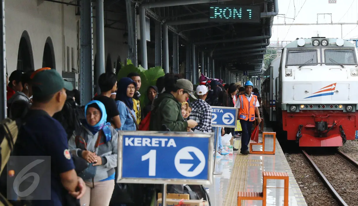 Calon penumpang menunggu kereta di Stasiun Senen, Jakarta, Sabtu (24/12). PT Kereta Api Indonesia akan menambahkan 11 gerbong dari tanggal 23 Desember 2016 sampai 11 Januari 2017. (Liputan6.com/Herman Zakharia)