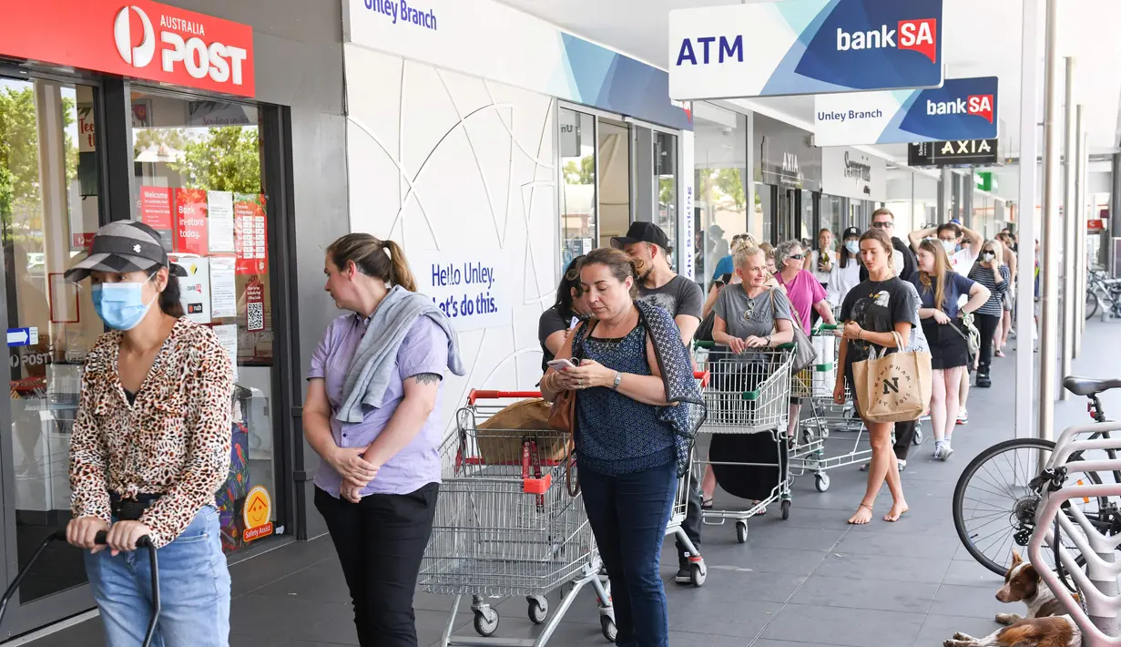 Orang-orang mengantre di supermarket setelah pemerintah negara bagian Australia Selatan mengumumkan penguncian (lockdown) di Adelaide pada Rabu (18/11/2020). Otoritas Australia Selatan memberlakukan lockdown selama enam hari untuk mengendalikan penyebaran virus corona. (Brenton EDWARDS/AFP)