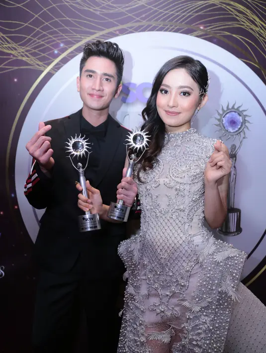 Natasha Wilona dan Verrell Bramasta sama-sama meraih piala di SCTVAwards 2017. Wilona mendapat predikat Aktris Utama Paling Ngetop sedangkan Verrell menjadi Aktor Utama Paling Ngetop. (Adrian Putra/Bintang.com)