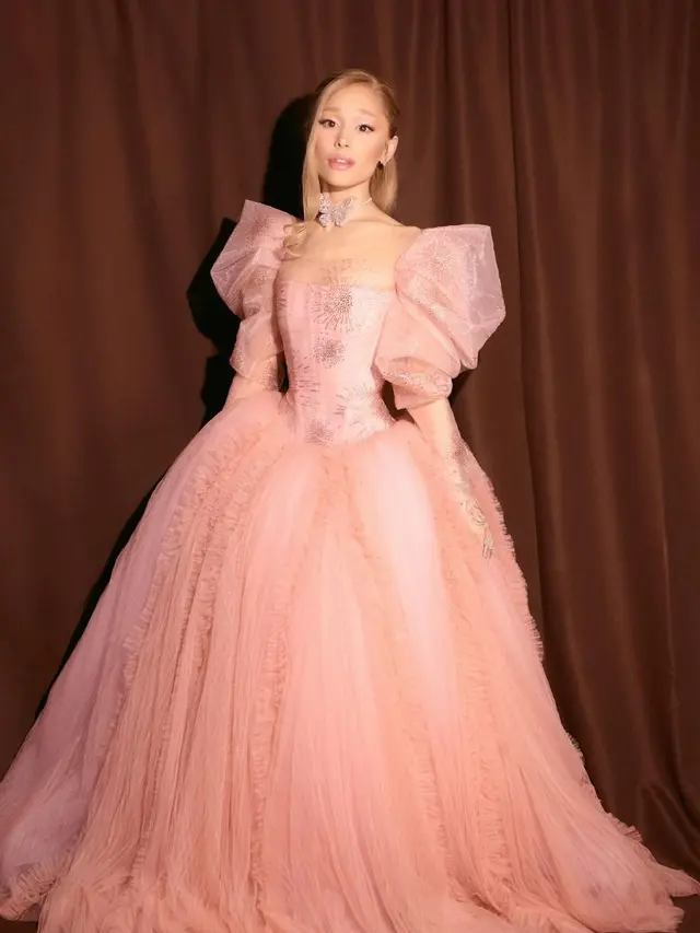 6 Potret Ariana Grande Tampil Sebagai Glinda dengan Pink Ball Gown saat Hadiri Premiere Film Wicked