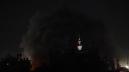 Perang antara Israel dan kelompok militan Hamas Palestina kian memanas. (MOHAMMED ABED/AFP)