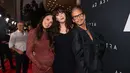 Vokalis band Aerosmith, Steven Tyler bersama Chelsea Tyler dan Liv Tyler menghadiri gala premiere "Ad Astra" di Los Angeles, Rabu (18/9/2019). Rocker gaek itu  datang memberikan dukungan bagi anaknya, Liv Tyler yang beradu peran dengan Brad Pitt. (Matt Winkelmeyer/GETTY IMAGES/AFP)