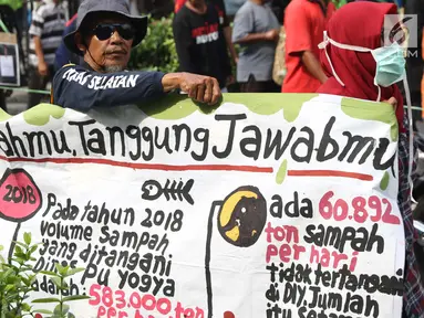 Kelompok pengemudi becak motor bersama aktivis melakukan aksi berjalan kaki menuju titik Nol kilometer Yogyakarta, Senin (22/4). Aksi memperingati Hari Bumi ini diisi dengan ajakan kepada masyakarat untuk mengurangi sampah dan penggunaan plastik. (Liputan6.com/Helmi Fithriansyah)