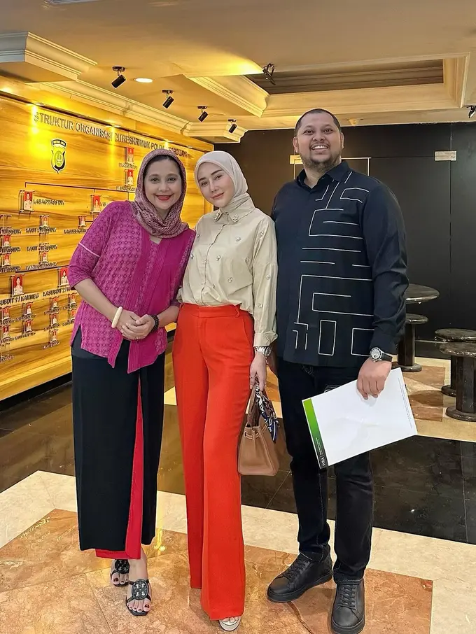 Potret Marrisya Icha didampingi kuasa hukum dan Ayu Azhari mencabut laporannya terhadap Medina Zein (Sumber: Instagram/@ayukhadijahazhari)