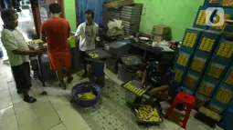 Suasana proses pembuatan kue kering di usaha pembuatan kue Pusaka Kwitang di kawasan Kwitang, Jakarta Pusat, Selasa (27/4/2021). Kue kering yang diproduksi antara lain putri salju, kastengel, nastar, kue lidah kucing, dan kue kacang. (merdeka.com/Imam Buhori)