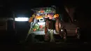 Sebuah mobil memajang buah-buahan dan sayuran saat berjualan di sisi jalan yang sibuk di Harare, 23 Juni 2020. Mobil menjadi pasar bergerak di mana penduduk Zimbabwe menjual barang dagangan dari kendaraan untuk mengatasi kesulitan ekonomi yang disebabkan Covid-19. (AP Photo/Tsvangirayi Mukwazhi)