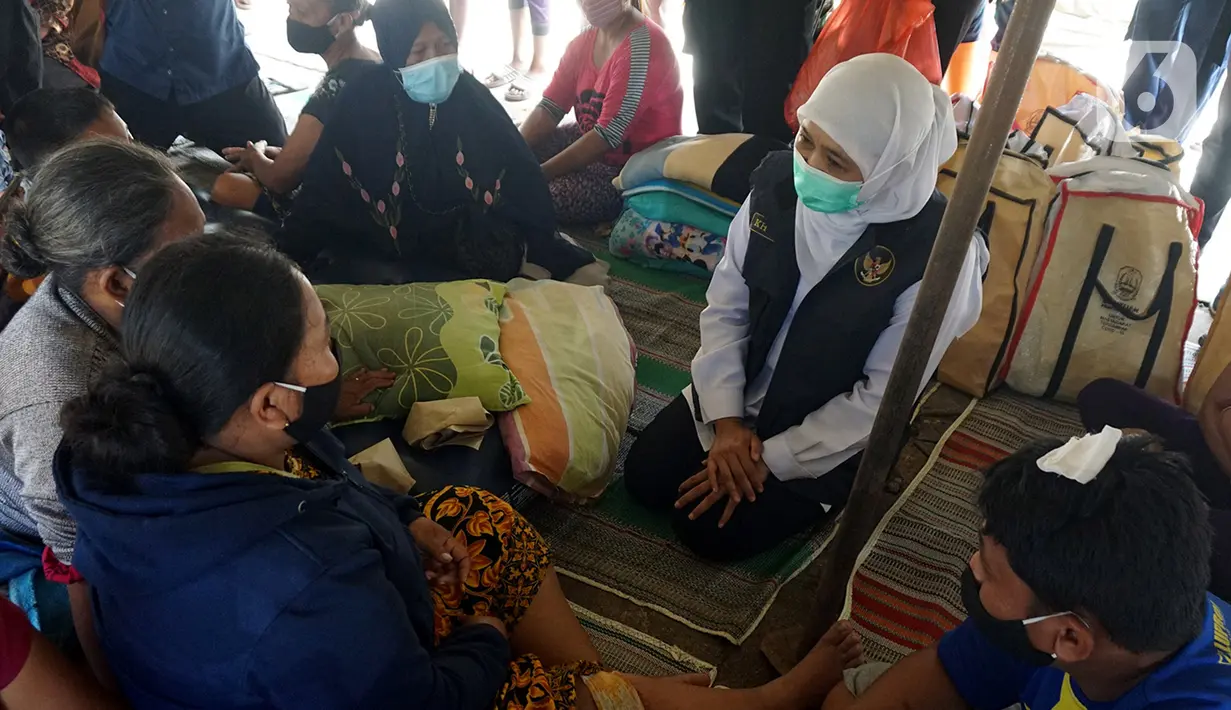 Gubernur Jawa Timur, Khofifah Indar Parawansa berbincang dengan warga terdampak gempa di posko pengungsian Dusun Krajan, Majangtengah, Dampit, Kabupaten Malang, Minggu (11/4/2021). Khofifah juga meninjau kondisi rumah-rumah yang rusak berat di kawasan tersebut. (merdeka.com/Nanda F. Ibrahim)