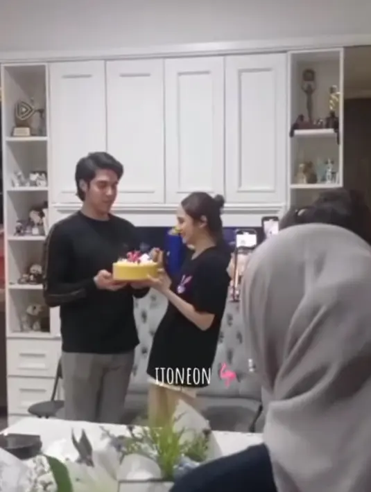 Momen El Rumi beri kejutan ulang tahun untuk Syifa Hadju. [Foto: Instagram/elsyifans3013]