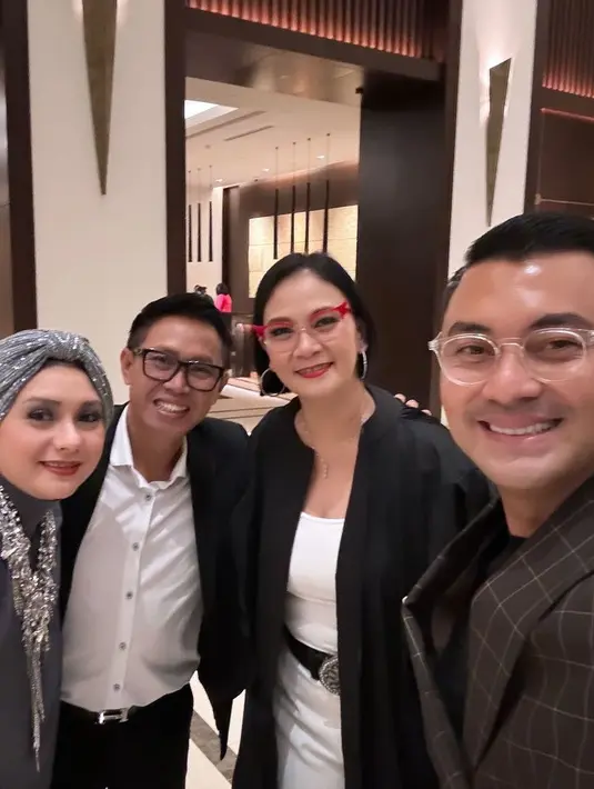 Anjasmara mengenakan setelan jas coklat bermotif, sedangkan Dian Nitami dengan outer kemeja panjang dipadukan inner dan celana putih. Ada pula Eko Patrio mengenakan setelan jas, dan istrinya mengenakan abaya abu-abu. [@anjasmara]