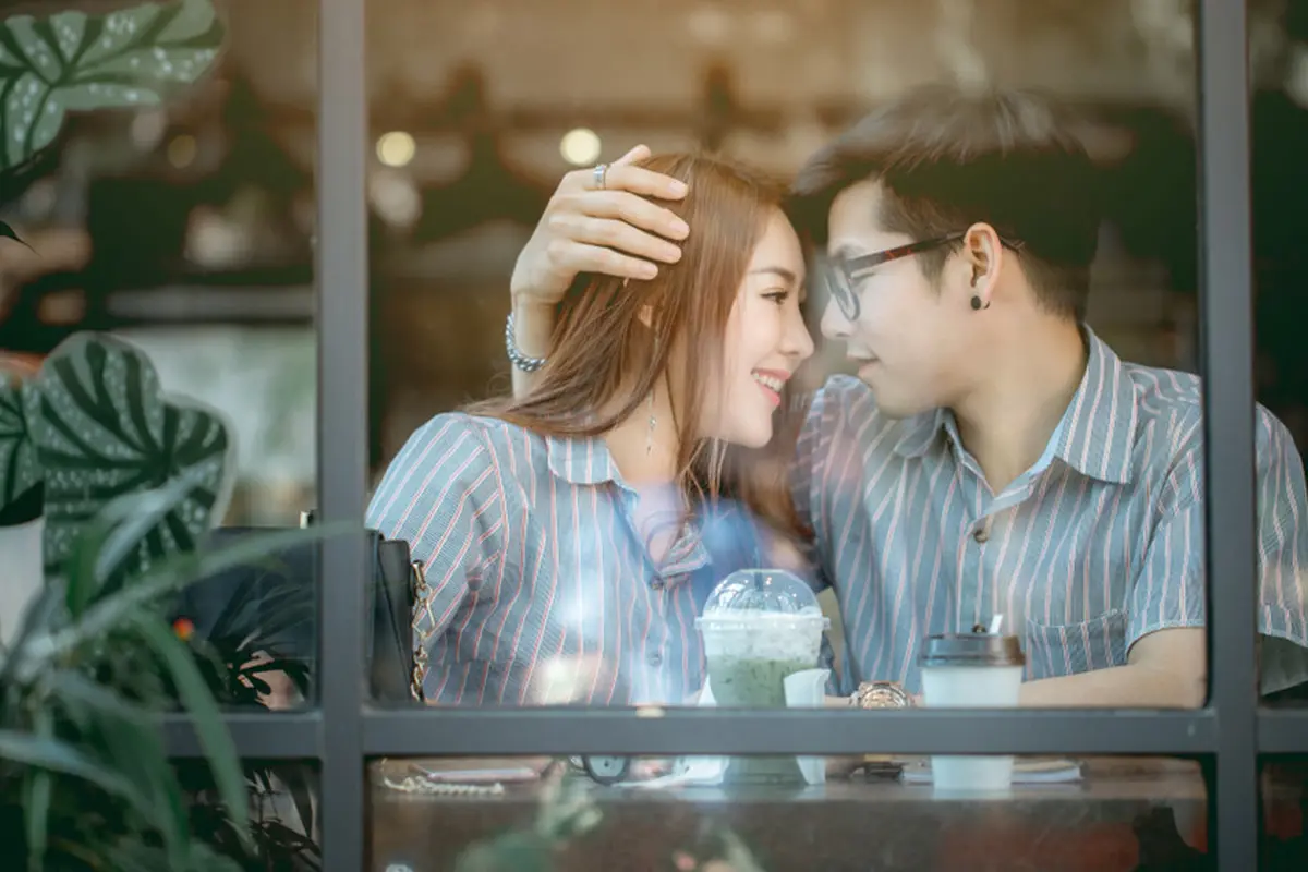 pasangan cinta romantis