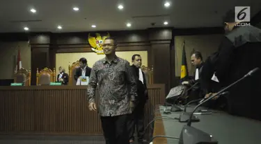 Terdakwa suap pembangunan jalan di Kementerian PUPR, Yudi Widiana Adia bersiap meninggalkan ruang sidang usai mendengar pembacaan putusan di Pengadilan Tipikor, Jakarta, Rabu (21/3). Yudi divonis sembilan tahun penjara. (Liputan6.com/Helmi Fithriansyah)