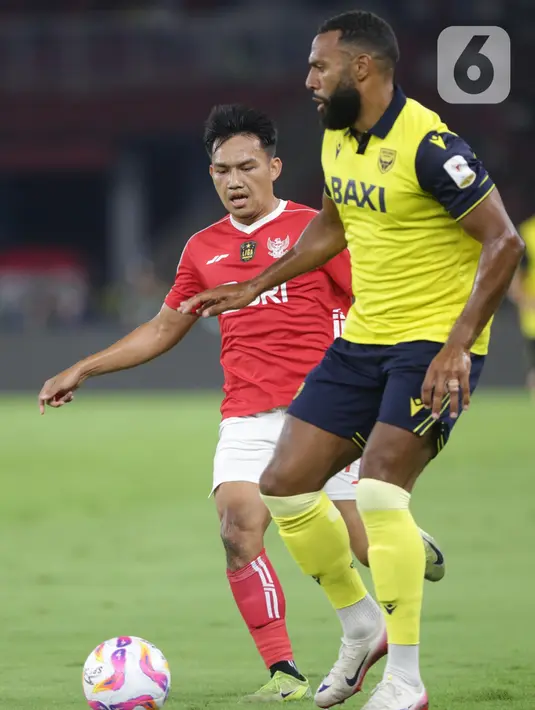 Liga Indonesia All Star terus berupaya meningkatkan intensitas serangan untuk berbalik unggul. (Liputan6.com/Helmi Fithriansyah)