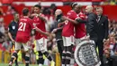 Unggul 5-1 Manchester United menarik keluar Paul Pogba dan Daniel James pada menit ke-75. Momen ini sekaligus menjadi debut Jadon Sancho yang masuk menggantikan Daniel James. (Foto: AP/Jon Super)