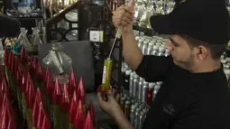 Botol-botol berbentuk roket berjejer di rak-rak toko parfum Hijaz miliknya di pasar Al-Saha, Kota Gaza. (AP Photo/Fatima Shbair)