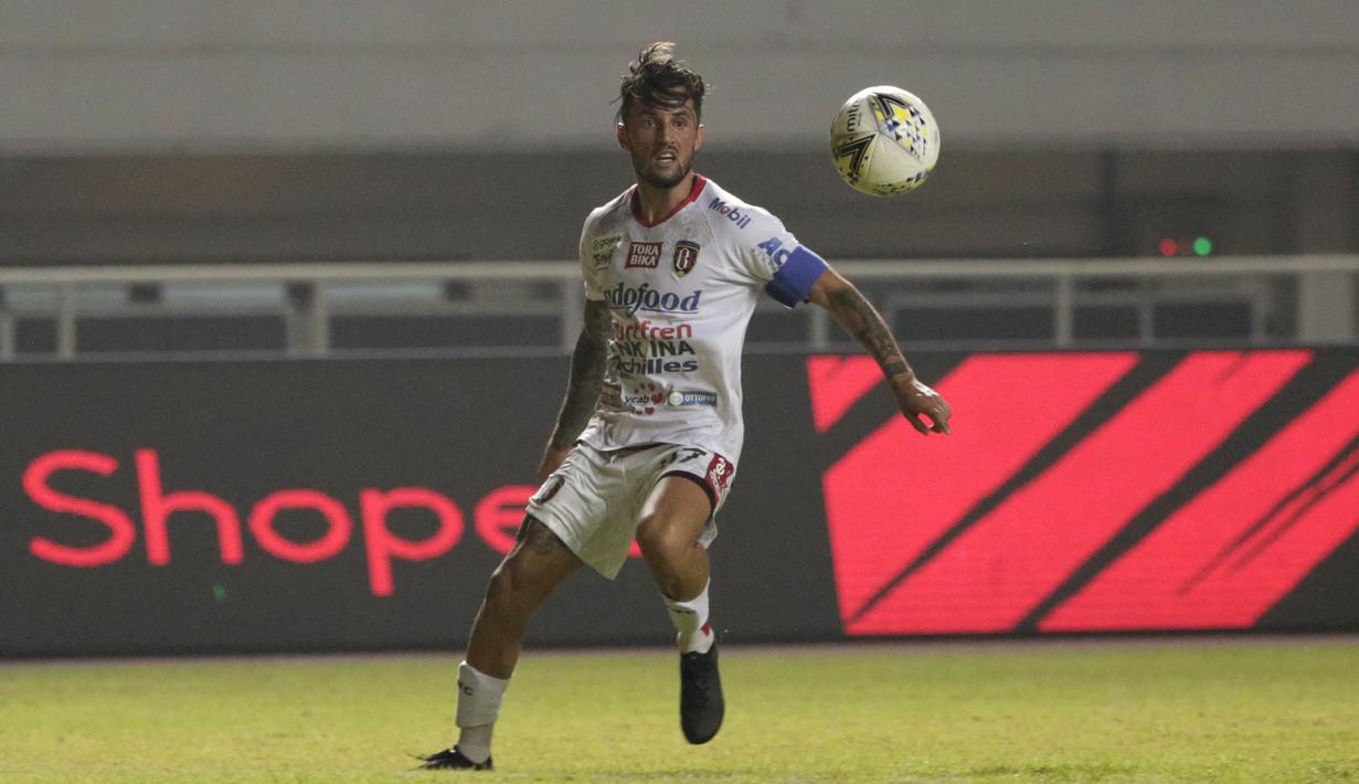 Striker Bali United, Stefano Lilipaly, mengontrol bola saat melawan Tira Persikabo pada laga Shopee Liga 1 di Stadion Patriot Pakansari, Bogor, Kamis (15/8). Bali menang 2-1 atas Tira Persikabo. (Bola.com/Yoppy Renato)