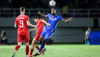 Pemain Arema FC, Thales Lira (kanan) menghalau bola dari ancaman pemain Borneo FC, Kei Hirose pada laga final Piala Presiden 2024 di Stadion Manahan, Solo, Minggu (4/8/2024). (Bola.com/Bagaskara Lazuardi)