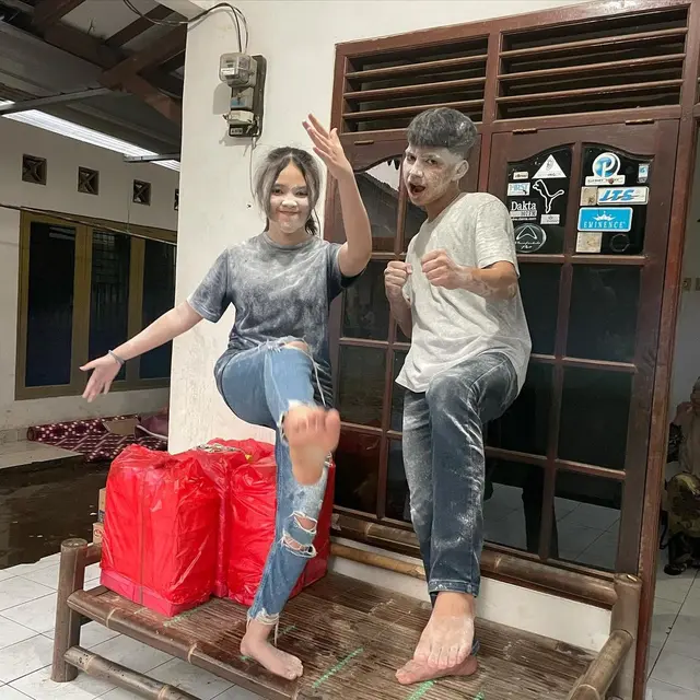 Syuting Film Bareng, Ini 6 Potret Kedekatan Dimas Ahmad dan Anneth Delliecia