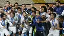 Para pemain Real Madrid merayakan keberhasilan meraih trofi juara Dunia Antarklub usai mengalahkan Kashima Antlers di International Stadium Yokohama, Jepang, (18/12/2016). (Reuters/Toru Hanai)