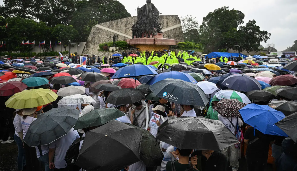 Mereka berunjuk rasa untuk menyuarakan protes terhadap skandal proyek pengendali banjir fiktif yang diyakini merugikan negara hingga miliaran dolar. (Jam STA ROSA/AFP)