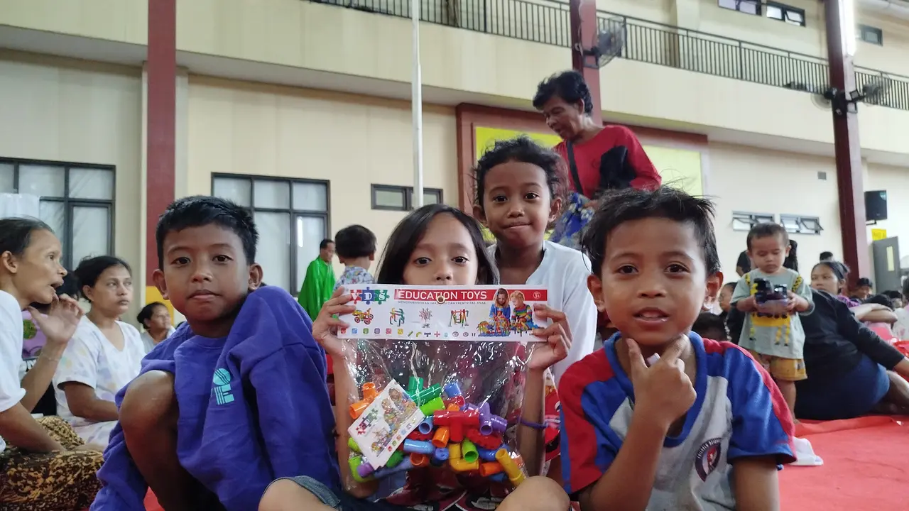 Anak-anak korban kebakaran Gempol Kemayoran, Jakarta mengaku senang dapat mainan dari Wakil Presiden Gibran Rakabuming Raka.