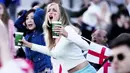 Suporter Timnas Inggris tampak histeris saat menyaksikan pertandingan melawan Denmark pada laga semifinal Euro 2020 di Stadion Wembley, Kamis (8/7/2021). (Foto:AP/Matt Dunham,Pool)