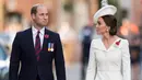 Pangeran William dan Kate Middleton menghadiri acara perayaan 100 tahun Perang Passchendaele di monumen Menin Gate, di Ypres, Belgia, Minggu (30/7). Kate memadukan coat dressnya itu dengan bross bunga poppy merah, sepatu pump dan clutch abu-abu (AP Photo)