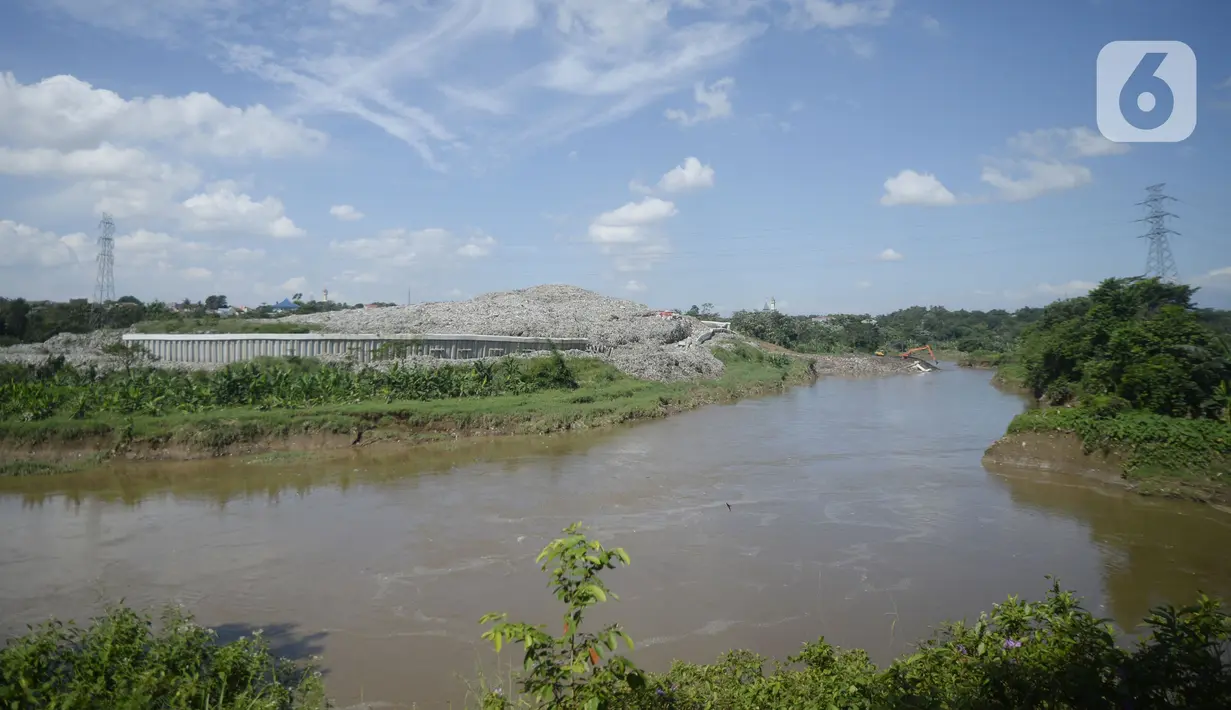 Pemandangan sampah yang longsor di TPA Cipeucang, Serpong, Tangerang Selatan, Banten, Sebtu (23/5/2020). Turap penahan sampah TPA Cipeucang longsor pada 22 Mei 2020 dan hampir menutupi aliran Sungai Cisadane yang berada di sebelahnya. (merdeka.com/Dwi Narwoko