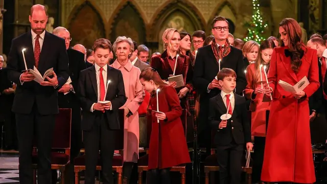 Kate Middleton Elegan dengan Gaun Mantel Merah Berpita Hitam Saat Jadi Tuan Rumah Acara Natal Tahunan Kerajaan