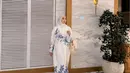 Citra Kirana tampil menawan dibalut gamis putih dengan detail bordir biru di bagian ujung-ujung busananya. Tak berlebihan, ia padukan penampilannya dengan hijab putih polos. [Foto: Instagram/citraciki]